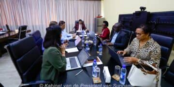 RvC Staatsolie 2 De Raad van Commissarissen (RvC) van Staatsolie heeft overleg gehad met president Chandrikapersad Santokhi om de herstructurering van Staatsolie te bespreken. Deze bijeenkomst van 27 augustus 2024 op het Kabinet van de President ging over de aanpassing van de topstructuur van Staatsolie en het besturingsmodel van het bedrijf.