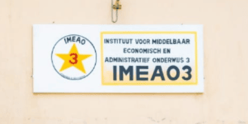 Screenshot 2023 10 12 100730 1218x570 1 De bewindsman deelde mee dat het slagingspercentage op de IMEAO-scholen laag is. Van de 1522 studenten op de verschillende IMEAO-scholen hebben slechts 332 het gehaald, terwijl 1112 afgewezen zijn. Tijdens dit schooljaar hebben ook 78 studenten afgehaakt, wat de minister heel hoog vindt. "We moeten de resultaten van de studenten van IMEAO goed nakijken, omdat deze doelgroep heel belangrijk is voor het bedrijfsleven en de overheid. We zijn ontevreden met dit resultaat en we gaan moeten evalueren, waar het mis gaat."