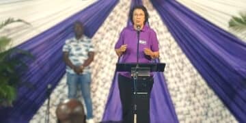 Simons Nickerie Tijdens een drukbezochte structurenvergadering van de Nationale Democratische Partij (NDP) in het rijstdistrict Nickerie heeft voorzitter Jennifer Simons scherpe kritiek geuit op het huidige regeringsbeleid, vooral op het gebied van productie.
