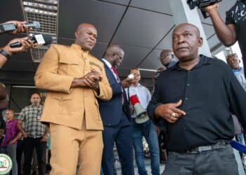 Vicepresidenr en Edam vakbond vz Edam zegt dat hij en zijn leden het vertrouwen in de minister hebben opgezegd. Er wordt niet naar de bonden geluisterd en de minister stapt steeds naar de rechter om zaken door te drukken. “We praten dus niet meer met hem”, benadrukt hij nog eens. Als er zaken zijn die aangepakt moeten worden, dan zal de vicepresident of president benaderd worden. Woensdag is er overleg geweest tussen de zorgbonden en het onderhandelingsorgaan na tussenkomt van vicepresident Ronnie Brunswijk. Door de bonden zijn er stukken overlegd aan het onderhandelingsorgaan dat drie dagen de tijd heeft gevraagd om dit te bestuderen en tot een besluit te komen.