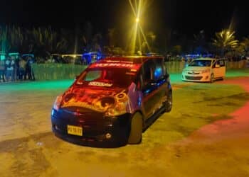 WhatsApp Image 2024 07 30 at 6.19.42 PM 1 Variërend van een Toyota Vitz, Fun Cargo, Ford Ranger pick-ups tot de 15 personen Toyota-busjes, die zelfs de Grote partybussen met luid muziek in hun zakjes kunnen stoppen met het geluid dat zij kunnen produceren. "Het zijn rijdende muziek kunstwerken waarin aardig wat tijd en vakmanschap wordt geïnvesteerd", zegt Prakash Lachman, mede-eigenaar van Club 100 die voor deze groep de gelegenheid heeft geboden om de Car audio battle te organiseren. Deze Car audio battle werd gehouden zaterdag 27 juli op het terrein van Club 100 aan de Wayamboweg die tot de vroege ochtenduren op de zondag van 28 juli werden afgewerkt, district Paramaribo.