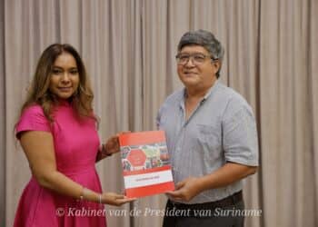 Stichting Nationale Bloedbank overhandigt Jaarverslag 2023