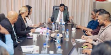 WhatsApp Image 2024 08 23 at 19.16.43 1 President Chandrikapersad Santokhi heeft een meeting gehad met het Foodbasket Team. Dit ten aanzien van het project om basislevensmiddelen voor de meest betaalbare prijs aan alle lagen van de samenleving aan te bieden.