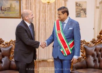WhatsApp Image 2024 08 26 at 17.38.02 1 De Argentijnse regering heeft Emiliano Gabriel Waiselfisz als nieuwe ambassadeur voor Suriname aangewezen. De ambassadeur heeft zoals gebruikelijk officieel zijn geloofsbrieven overhandigd aan president Chandrikapersad Santokhi. De ceremonie vond plaats op 26 augustus 2024 in het Presidentieel Paleis.