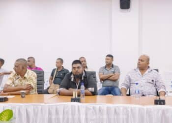 WhatsApp Image 2024 08 27 at 19.26.53 Rijstboeren uit Nickerie hebben geld verzameld om hun vertegenwoordigers naar Paramaribo te sturen om met president Santokhi aan tafel te gaan over de kwestie van de uitkeringen. Zowel de vertegenwoordigers van de rijstboeren als het ministerie van LVV legden voorstellen in het belang van de boeren op tafel.