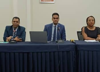 WhatsApp Image 2024 08 28 at 7.09.04 PM 1 “De regering geeft maandelijks SRD 26 miljoen uit aan overbruggingstoelage.” “Desondanks zijn mensen op straat om overbruggingstoelage.” “Moeten we dan stoppen met deze toelage?”, zei minister Amar Ramadhin van Volksgezondheid woensdag tijdens de regeringspersconferenties.