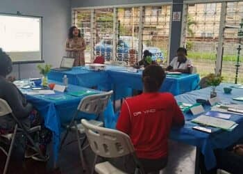 Vrouwen Wisma Karijawati Internaat worden getraind in “Basic entrepreneurship and Mental resilience”