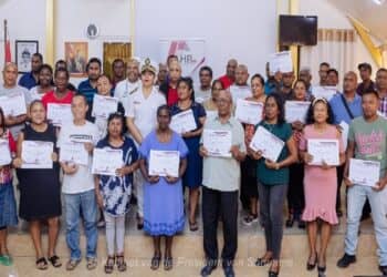 certificaat1 In het kader om een bijdrage te leveren aan het huisvestingsprobleem voor de lagere-inkomensgroepen in Suriname, heeft president Chandrikapersad Santokhi aan 49 aanvragers hun Housing Incentive Certificate (HIC) uitgereikt. Het certificaat stelt hen in staat om hun subsidie te ontvangen.