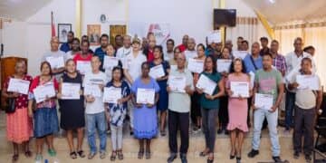 President Santokhi reikt 49 Housing Incentive certificaten uit in Saramacca