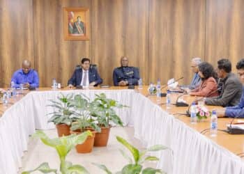 President Santokhi en coalitietop buigen zich over besluit van CHof