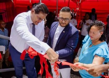 chan digicel Digicel Suriname heeft de overgang van haar dataverkeer naar een nieuwe onderzeese kabel succesvol afgerond. Op vrijdag 2 augustus 2024 heeft het telecombedrijf in het ressort Weg naar Zee haar 'Cable landingstation Deep Blue One’ feestelijk in gebruik genomen.