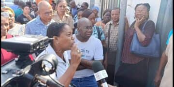 dc Ontevreden medewerkers van het commissariaat Sipaliwini aan de Zwartenhovenbrugstraat, hebben vanmorgen de ingang van het terrein geblokkeerd. De mensen zijn woedend omdat de werksituatie volgens hen niet te doen is. Het gaat vooral omdat het personeel zich niet veilig voelt op de werkplek en er geen geschikte sanitaire mogelijkheden aanwezig zijn. Doordat de ingang gebarricadeerd is, konden de districtscommissarissen van het gebied niet naar binnen rijden.