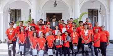 President Santokhi zet Suriname Goodwill Swimming Team in de bloemetjes