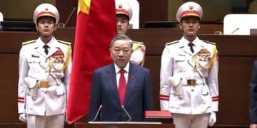 lo De Vietnamese president To Lam is officieel aangesteld als secretaris-generaal van de Communistische Partij van Vietnam, waarmee hij de machtigste positie in het land bekleedt. Hij volgt Nguyen Phu Trong op, die twee weken geleden op 80-jarige leeftijd overleed. De aanstelling heeft op zaterdag 3 augustus plaatsgevonden.