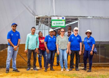 samap ADG ZUDO nursery Mario Lubetkin, Assistent Directeur-generaal en Regionaal Vertegenwoordiger voor Latijns-Amerika en het Caribisch gebied bij de Voedsel- en Landbouworganisatie van de Verenigde Naties (FAO), bezocht Zudo Tropical NV en haar outgrowers in het district Saramacca.