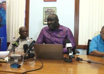 swm persconf De lage waterdruk binnen groot paramaribo moet binnenkort helemaal zijn verholpen. Dit benadrukte SWM directeur Clifton Lienga gisteren tijdens een persmoment op het hoofdkwartier van de organisatie. De functionaris stelt dat er heel dringend onderhoudswerkzaamheden aan moesten worden gedaan, waardoor er enkele dagen sprake is van ongerief.
