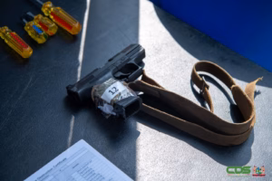 wapen 1 De politie van Nieuw Nickerie heeft in de vroege ochtend van maandag 16 maart 2026 een vuurwapen in beslag genomen na een melding van diefstal van een bromfiets aan de Alverstraat. De verdachte wist na de mislukte diefstal te ontkomen en is vooralsnog voortvluchtig.