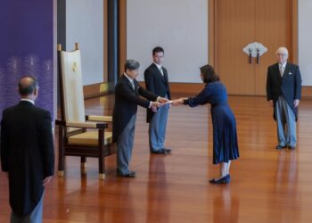 2024.09.05 BIBIS 02 Amb Ho Chong geloofsbrieven Japan Ambassadeur Pick Fung Ho-Chong heeft op 5 september haar geloofsbrieven aangeboden aan de Keizer van Japan, Zijne Majesteit Keizer Hironomiya Naruhito, als niet-residerend Buitengewoon- en Gevolmachtigd Ambassadeur van Suriname in Japan, met als standplaats Beijing, China.