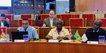 2024.09.11 BIBIS 02 DIS IASP 2021 2027 Het IASP 2021-2027, gefinancierd door de Europese Unie (ERDF-CTE), richt zich op de samenwerking tussen het Guyana-schild, dat de regio’s Frans-Guyana, Suriname, Guyana en drie deelstaten (Amapa, Parà, Amazonas) in Brazilië omvat. De commissie, die als sturingsorgaan fungeert, heeft als doel de gestelde doelen van het programma te behalen. Het programma is gebaseerd op vier pilaren: een slimmer, groener, socialer en beter bestuur voor de regionale samenwerking.