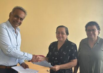 3bfb5fa3 01e3 6e4b e55e a62c7d4bfd05 PinC - People in Control heeft officieel een samenwerkingsovereenkomst ondertekend met UNASAT - University of Applied Science en Technology. Hiermee is UNASAT onderwijspartner van PinC geworden. Het doel van de samenwerking is om gezamenlijk bij te dragen aan de ontwikkeling van Surinaamse professionals en jongeren door middel van educatieve programma's, kennisuitwisseling en netwerkvorming.