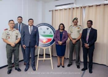 3eef818d 9a89 41a4 9183 f474eaf17167 President Chandrikapersad Santokhi en minister Krishna Mathoera van Defensie, hebben het logo van de Suriname Non-proliferatie Autoriteit (SNA) onthuld. Deze organisatie is opgericht in het kader van Surinames inzet voor een vreedzame en veilige wereld en de aanpak van wereldwijde uitdagingen op het gebied van massavernietigingswapens.