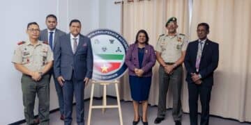 3eef818d 9a89 41a4 9183 f474eaf17167 President Chandrikapersad Santokhi en minister Krishna Mathoera van Defensie, hebben het logo van de Suriname Non-proliferatie Autoriteit (SNA) onthuld. Deze organisatie is opgericht in het kader van Surinames inzet voor een vreedzame en veilige wereld en de aanpak van wereldwijde uitdagingen op het gebied van massavernietigingswapens.