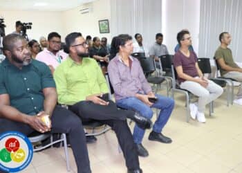 4 1 Het ministerie van Economische Zaken, Ondernemerschap en Technologische Innovatie (EZ) is gestart met het project "Increasing Internationalization of SMEs in Suriname and Guyana." Dit project, dat een trainingsprogramma inhoudt, is goedgekeurd door het standing Committee for Economic and Commercial Cooperation of the Organization of the Islamic Cooperation (COMCEC) Project Funding Unit.