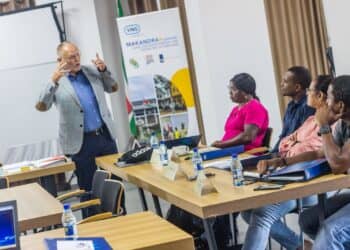41785003 f483 42ed 9f16 961bc8d61cdc Beide trainingen zijn georganiseerd door de Vereniging van Nederlandse Gemeenten Internationaal (VNG-Internationaal) en het ministerie van Regionale Ontwikkeling en Sport (ROS) en het Onderdirectoraat Districtsbestuur en Decentralisatie. VNG International richt zich op het versterken van democratische lokale overheden in ontwikkelingslanden en landen in transitie. Ze hebben een diepgaande invloed op gebieden zoals veiligheid, voedselzekerheid, rechtsstaat en vrouwenrechten. Zo dragen hun projecten op een duurzame manier bij aan een betere toekomst voor mensen, gemeenschappen en landen.