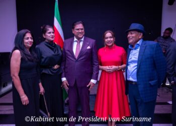 5d343c92 672c 447b 877e 76a362fe1cb5 De Honorair Consul van Suriname in New York, Anand Jagessar, en Roshan Aliahmad zijn de initiatiefnemers geweest voor het organiseren van een ‘Meet and Greet’ bijeenkomst waarbij zakenlieden en ondernemers van Suriname en Guyana, de Surinaamse diaspora en potentiële investeerders de gelegenheid is geboden om kennis te maken met president Chandrikapersad Santokhi en vragen aan hem te stellen.