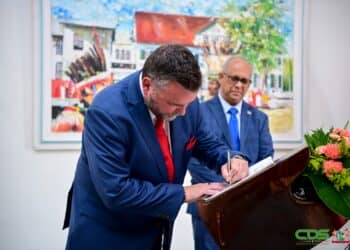6ea20ecd fe4f 4916 8013 3eba68e44980 De regering blijft haar sterke internationale relaties verder uitbouwen. President Chandrikapersad Santokhi heeft de nieuwe niet-residerende ambassadeur van Canada in Suriname, Sébastien Sigouin, verwelkomd op het presidentieel paleis. Het staatshoofd ontving de documenten op maandag 16 september. Beide landen spraken hun gezamenlijke ambitie uit om de bestaande partnerschappen in diverse sectoren verder te verdiepen.