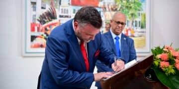 6ea20ecd fe4f 4916 8013 3eba68e44980 De regering blijft haar sterke internationale relaties verder uitbouwen. President Chandrikapersad Santokhi heeft de nieuwe niet-residerende ambassadeur van Canada in Suriname, Sébastien Sigouin, verwelkomd op het presidentieel paleis. Het staatshoofd ontving de documenten op maandag 16 september. Beide landen spraken hun gezamenlijke ambitie uit om de bestaande partnerschappen in diverse sectoren verder te verdiepen.