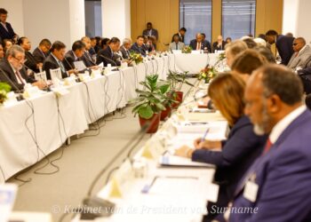 AOSIS 4 Tijdens de samenkomst van het AOSIS-platform (Alliance of Small Island States) op 23 september in New York, riep president Chandrikapersad Santokhi de internationale gemeenschap op om het “SIDS Center for Excellence” te ondersteunen, voor het faciliteren van capaciteitsopbouw en projectvoorbereiding op lokaal niveau.