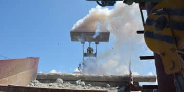 Crusher Trio Nadat in 2021 de TRIO-crusher op de steenslagoperatie van N.V. Grassalco te Royal Hill (Brokopondo) vanwege een defect noodgedwongen uit bedrijf gehaald moest worden, draait deze sinds kort weer op volle toeren. Doordat belangrijke onderdelen en componenten, vanwege de financiële staat waarin de organisatie verkeerde, niet vervangen konden worden, werd besloten om de machine stil te leggen.
