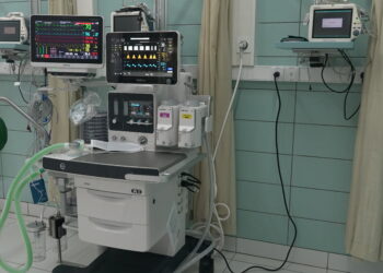 DSC03737 Op vrijdag 20 september heeft de minister van Volksgezondheid een nieuw narcoseapparaat officieel overhandigd aan het 's Lands Hospitaal. De Medisch Directeur, Soenita Nananpanday, nam het apparaat in ontvangst.
