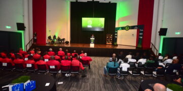 DSC 6212 Op zaterdag 21 september 2024 heeft de Suriname Major League (SML) haar eerste seizoen succesvol afgesloten met een mini-conferentie en een feestelijke award uitreiking. Tijdens deze ceremonie werden kampioen Robinhood en semi kampioen Transvaal gehuldigd voor hun uitstekende prestaties.