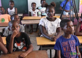 Devisbuiten kinderen De presidentiële werkgroep ‘Wijken in Ontwikkeling’ heeft een reeks van zes vakantieschoolactiviteiten georganiseerd voor de kinderen in Devisbuiten, ook wel bekend als Texas. Dit is onderdeel van het Kenki Denki-project, waarbij de focus ligt op het promoten van zelfredzaamheid in kwetsbare buurten.