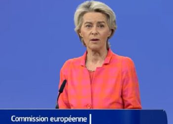 EC president 1 De Europese Unie heeft aangekondigd 160 miljoen euro extra uit te keren aan Oekraïne om te helpen bij het herstel van de stroomvoorziening en verwarming. Ursula von der Leyen, voorzitter van de Europese Commissie, maakte deze steun bekend. Een deel van het bedrag zal worden gebruikt om het energienetwerk in Oekraïne minder kwetsbaar te maken.