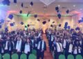 Foto 2 1 Het FHR Institute for Higher Education (FHR) heeft met trots 160 afgestudeerden afgeleverd voor het collegejaar 2023-2024: 40 Masters en 120 Bachelors. De diploma-uitreiking vond plaats op zaterdag 31 augustus 2024 in de Royal Ballroom van Torarica.