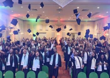 Foto 2 1 Het FHR Institute for Higher Education (FHR) heeft met trots 160 afgestudeerden afgeleverd voor het collegejaar 2023-2024: 40 Masters en 120 Bachelors. De diploma-uitreiking vond plaats op zaterdag 31 augustus 2024 in de Royal Ballroom van Torarica.