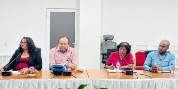 Regering in overleg met redacteuren mediahuizen over massa aanvallen op Facebook