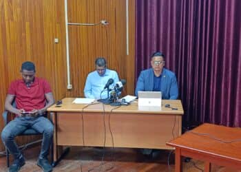IMG 20240903 095302 Dit werd gisteren verduidelijkt door milieuminister, Marciano Dasai op het hoofdkwartier van het departement van Ruimtelijke Ordening en Milieu bij een persconferentie over carbon kredieten en het beleid daaromheen. Suriname is het eerste land in de wereld die vanaf 2020 koolstofreductie heeft kunnen behalen en kunnen rapporteren aan de The United Nations Framework Convention on Climate Change, UNFCC.