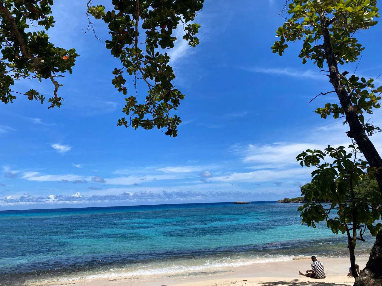 JAMAICA De toeristische sectoren van zowel Suriname als Jamaica worden in toenemende mate geconfronteerd met de gevolgen van klimaatverandering. Extreme weersomstandigheden zoals langdurige droogte en intense regenval verstoren de gebruikelijke seizoenen en brengen aanzienlijke uitdagingen met zich mee. Deze uitdagingen bieden echter ook kansen voor groei en innovatie. Beide landen kunnen van elkaar leren. Waar Suriname moeite heeft om de toeristische sector te ontwikkelen, ontwikkelt de sector zich in Jamaica snel. Maar boven de strijd en het succes blijven de gevolgen van de klimaatverandering hangen.