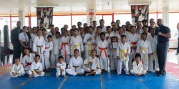 President Santokhi woont karate-evenement bij in Lelydorp