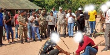Minister Mathoera aan jongeren bootcamp2 “Succes betekent niet dat je perfect bent. Maar succes betekent wel dat je groeit en vooruit gaat. En die vooruitgang kan je alleen bereiken als je elke dag traint, elke dag oefent, elke dag leert en elke dag iets bijleert. Die discipline die je hier hebt geleerd, dat je die meeneemt en dat je die ook elke dag toepast. En dat we straks hele succesvolle ondernemers of burgers zien”, zei minister Krishna Mathoera van Defensie dinsdag aan de ruim veertig jongeren die zeven dagen onderdeel zijn geweest van de tweede Educatieve en Vormende Bootcamp in de Ayoko Kazerne.