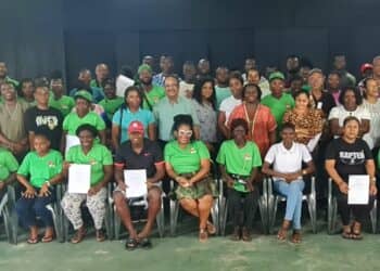 NPS nieuwe leden Ruim 70 jongeren hebben afgelopen weekend de instapcursus van de Nationale Partij Suriname (NPS) gevolgd. Het gaat om een groep afkomstig vanuit verschillende gebieden binnen Paramaribo en andere districten, die hebben aangegeven de partij te willen ondersteunen in het politieke werk.