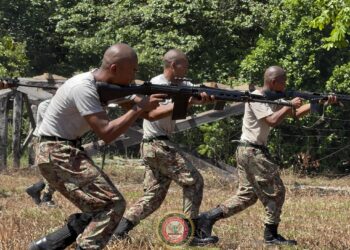 Nationaal Leger heeft 57 militairen erbij2 Het Nationaal leger is 57 militairen (52 mannen en 5 vrouwen) rijker. Zij hebben donderdag met succes de Elementaire Algemene Opleiding (EAO) afgesloten in de Ayoko Kazerne.