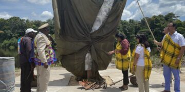 Onthulling Boekoe Monument in het dorp Tamarin3 Op vrijdag 20 september is in het dorp Tamarin, gelegen in het district Marowijne, het Boekoe monument onthuld. Het monument symboliseert de geschiedenis van Fort Boekoe, een nederzetting van de Boni Marrons, die streden tegen het plantagesysteem en de koloniale overheersing in de achttiende eeuw.