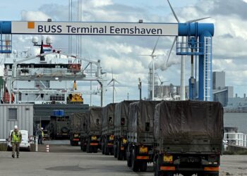 Persbericht logistiek JWIC def In verband met de jungletraining van Nederlandse militairen in Suriname, zullen een aantal containers en Nederlandse militaire voertuigen in de avonden van 2 en 3 oktober vanuit de Jules Sedney Haven vervoerd worden naar de Ayoko Kazerne te Zanderij (BBZ).