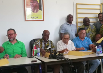 Screenshot 2024 09 26 113111 De PDO en Nieuw Suriname hadden enkele maanden geleden een convenant getekend met de NDP. John Nasibdar van Nieuw Suriname zegt dat hij niet zo tevreden is hoe de onderhandelingen en gesprekken verlopen met de NDP. Nasibdar geeft aan dat de gesprekken waren gestart met erevoorzitter Desi Bouterse, daarna met Ramon Abrahams. "Toen kwam Jennifer Simons na de verkiezingen, we hebben een gesprek gehad en daarna niet meer." De partijen hebben twee maanden gewacht zonder resultaat. Er zijn daarna geen nieuwe gesprekken geweest ten spijte van de politieke partijen, die nu de overstap hebben gemaakt naar de ABOP.