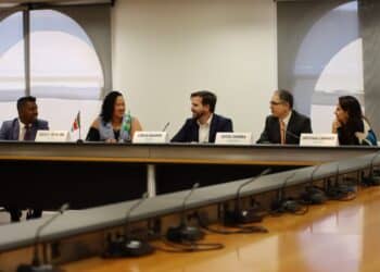 TAS De Telecommunicatie Autoriteit Suriname (TAS) heeft een Memorandum of Understanding (MOU) ondertekend met het Braziliaanse Nationaal Telecommunicatie Agentschap (Anatel), dat verantwoordelijk is voor het reguleren en toezicht houden op de telecommunicatiesector in het zuiderbuurland.